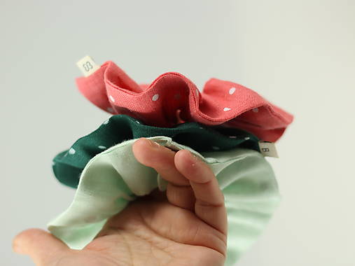 Darčekový set - tri ľanové bodkované gumičky v darčekovej krabičke
