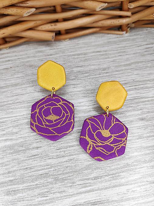 Náušnice - Zlato-fialové kvetované šestuholníkové náušnice - 16182084_