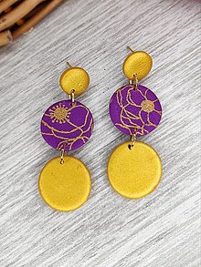 Náušnice - Zlato-fialové kvetované kruhové náušnice - 16181990_