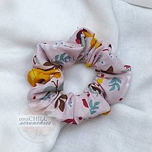 Ozdoby do vlasov - Scrunchie gumičky do vlasov bavlnené veľkosť MINI (Kvety na ružovej) - 16183591_