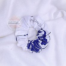 Ozdoby do vlasov - Scrunchie gumičky do vlasov bavlnené veľkosť MINI (Modrý ornament 2  na bielej) - 16183607_