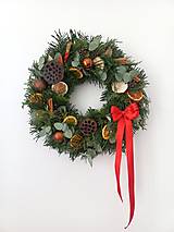 Dekorácie - Vianoční veniec prírodný 40 cm s přírodninami a červenou mašľou - 16182097_