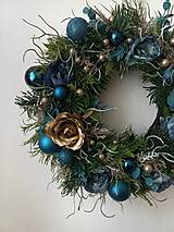 Dekorácie - Vianočný veniec na zavesenie na dvere modrozlatý - 16184608_