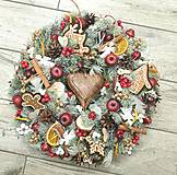 Dekorácie - Tradične zdobený vianočný venček s plechovými anjelmi a perníčkami - 16188299_