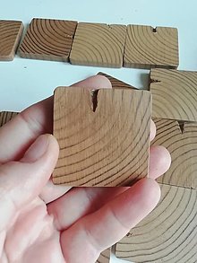 Dekorácie - Drevené plátky - štvorce - 4,2 x 4,2 cm (jedna strana poškodená) - 16186111_