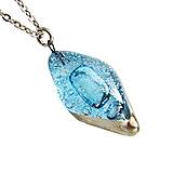 Náhrdelníky - Tyrkysový náhrdelník, české sklo zdobené bublinkami, platinou a trblietkami, tvar kvapka - 16184781_
