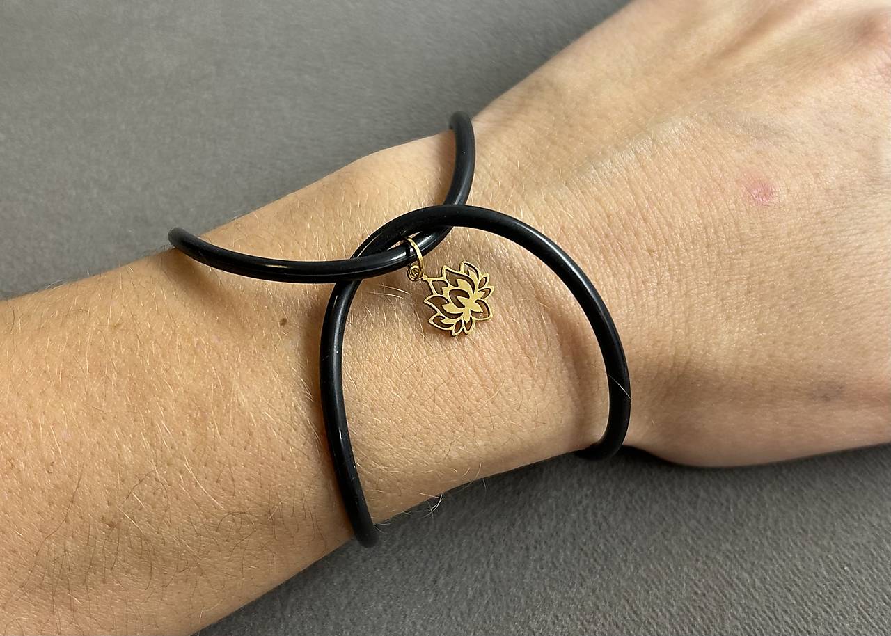 Infinity - čierny silikónový náramok s lotosovým kvetom z chirurgickej ocele