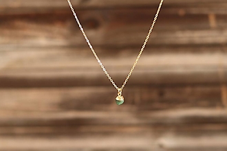 Náhrdelníky - Pozlatená retiazka s minerálom smaragd - 16185987_