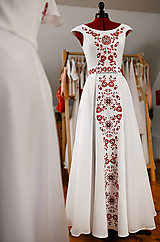 Šaty - Ľanové svadobné šaty s červenou výšivkou - 16189117_