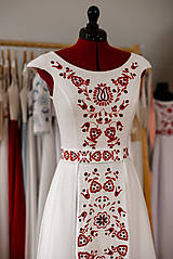 Šaty - Ľanové svadobné šaty s červenou výšivkou - 16189120_