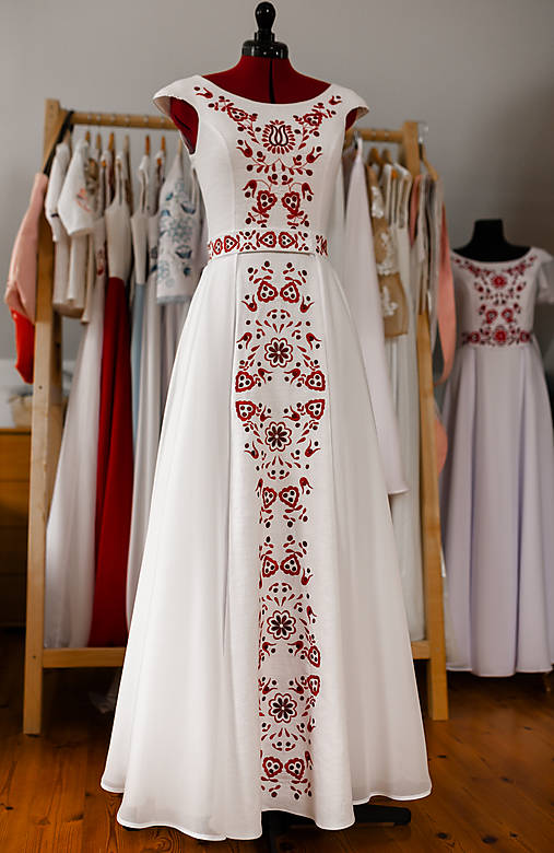 Ľanové svadobné šaty s červenou výšivkou