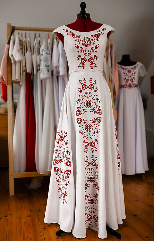 Ľanové svadobné šaty s červenou výšivkou
