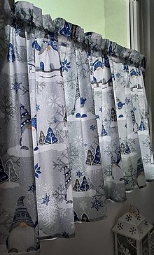 Úžitkový textil - Vitrážková záclonka,,škriatok na šedo-modrom podklade" - 16191726_