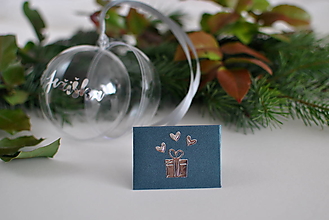 Dekorácie - Vianočná guľa "od Ježiška" s obálkou na peniaze/drobnosť (Strieborný nápis, zelená metalická obálka, sivá stuha) - 16192546_