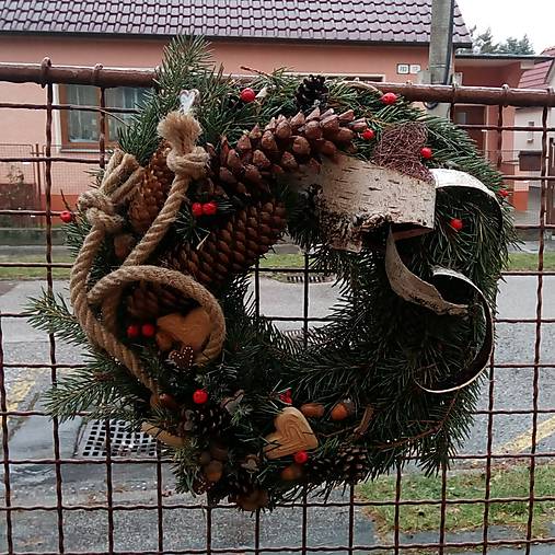 Veniec XXL zo živej zelene a originálnym zdobením MAČKA VO VRECI