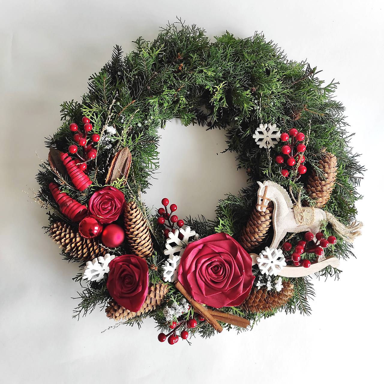 Veniec XXL zo živej zelene a originálnym zdobením MAČKA VO VRECI