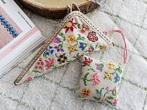 Peňaženky - Vyšívané puzdro na nožnice Súprava s nožnicami a ihlami Kvety - 16193867_