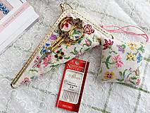 Peňaženky - Vyšívané puzdro na nožnice Súprava s nožnicami a ihlami Kvety - 16193873_