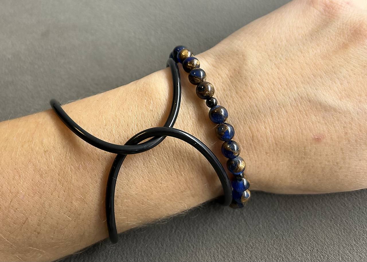 Korálkový náramok modrý jaspis cloisonne v kombinácii s čiernymi gulôčkami z chirurgickej ocele