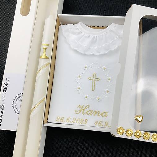  - Košieľka na krst k01 biela zlatá v darčekovej krabičke + krstová sviečka S14 biela zlatá (Som Božie dieťa) - 16194017_