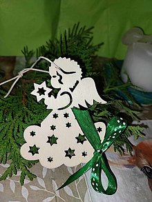 Dekorácie - Vianočný drevený ANJEL v darčekovom balení  (Zelený  v červenom vrecúčku) - 16195767_