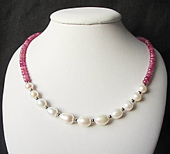 Náhrdelníky - Náhrdelník z brúseného ružového turmalínu a perál - 16197030_