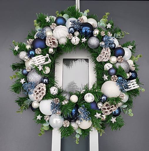 Modro-biely vianočný veniec na dvere