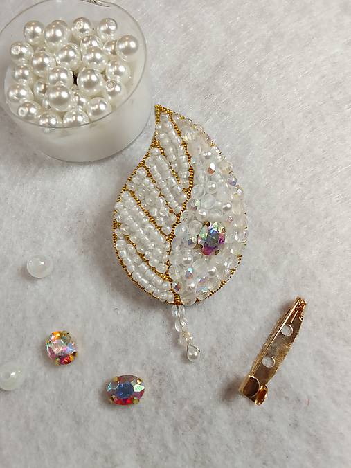 Brošne - Korálková brošňa biela - 16198894_