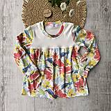 Detské oblečenie - Tričko volánikové Vtáčik s kvetmi - 16200811_