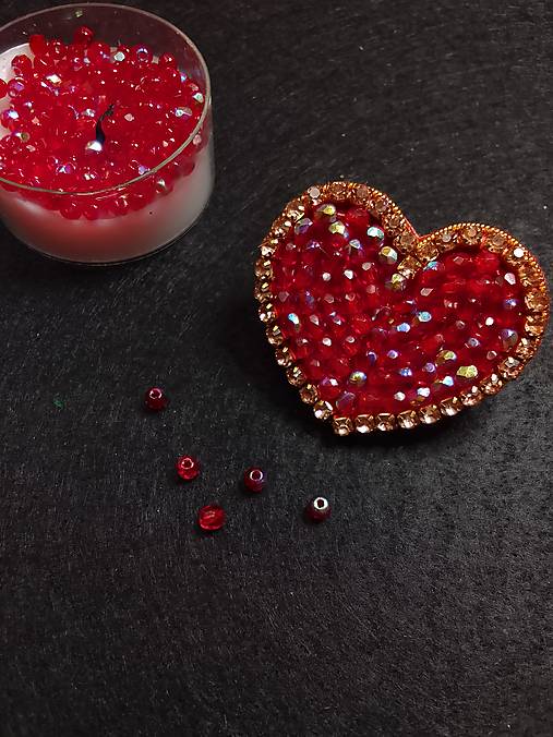 Brošne - Korálková brošňa srdca - 16200369_