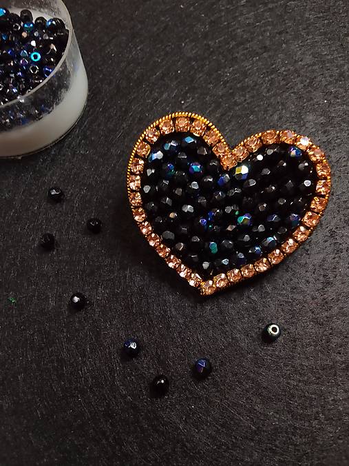 Brošne - Korálková brošňa srdca - 16200370_