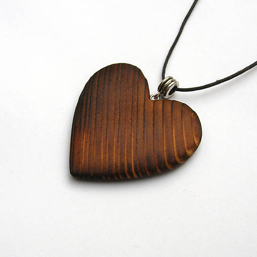 Náhrdelníky - Drevený prívesok - smrekové srdce pálené - 16202599_