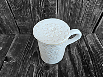 Nádoby - Bylinkáč - hrnček so sitkom Sedmikráska biela 0,5L - 16203679_