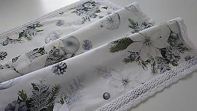 Úžitkový textil - Vianočný obrus,,vianočné ruže" (60×60cm s čipkou) - 16205948_