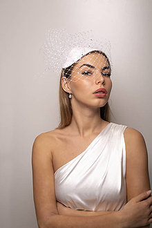 Ozdoby do vlasov - Svadobný klobúčik s birdcage v štýle Grace Kelly, zamatový klobúčik - 16203487_