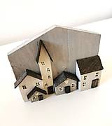 Obrazy - Drevená dekorácia v tvare svetlého domčeka na zavesenie - 16203283_