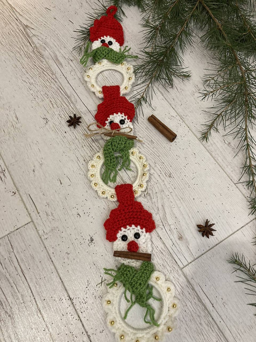 Dekorácie - traje mikuláškovia a venčeky / háčkovaná dekorácia/ - 16203861_