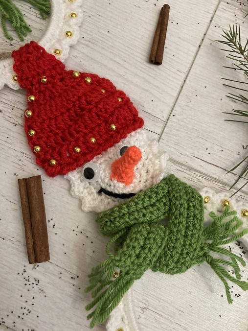 Dekorácie - traje mikuláškovia a venčeky / háčkovaná dekorácia/ - 16203873_