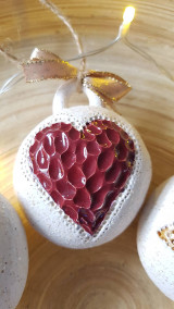 Dekorácie - Xmas Heart Cherry keramická guľa - 16208512_