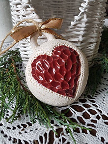 Dekorácie - Xmas Heart Cherry keramická guľa - 16208515_