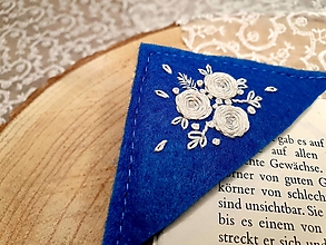 Papiernictvo - Vyšívaná záložka Biele ruže na modrej - 16210625_