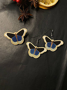 Sady šperkov - drevená ručne maľovaná sada náušnice a brošňa modrý nočný motýľ - 16214842_