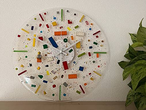 Hodiny - Priehľadné nástenné hodiny zo živice “LEGO maniak” - 16212630_