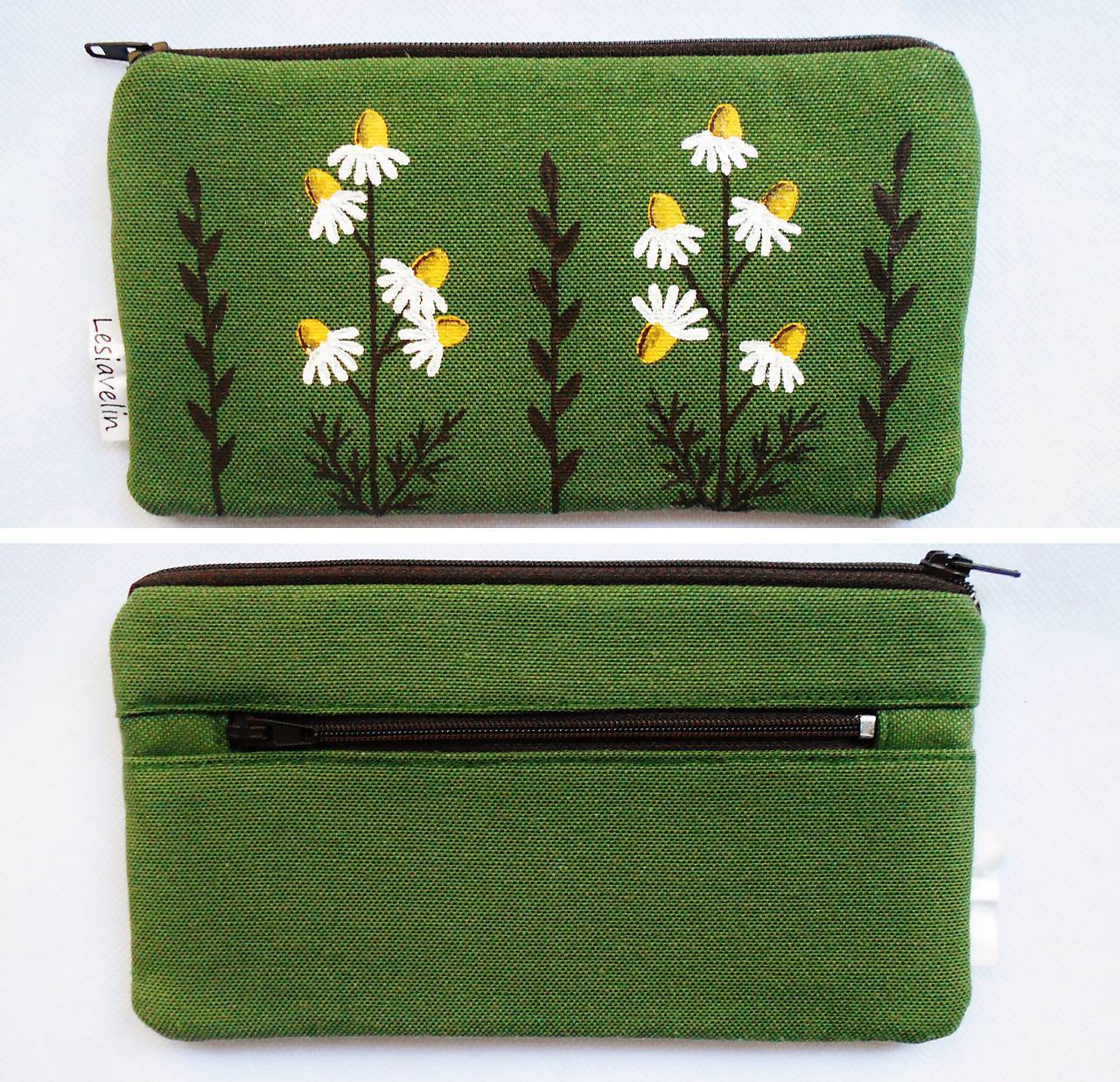 Peňaženka Harmanček a steblá trávy