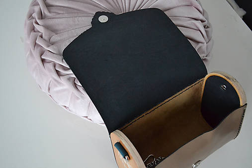 Kožená kabelka Zuzička (Smaragdovo - hnedá nubuk a pigmentovaná s popruhom)