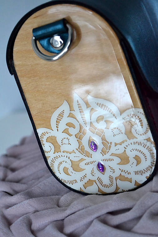 Drevená folk kabelka kožená čipka Odzuzičky (Tyrkysovo - slivková pigmentovaná koža)