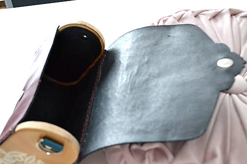 Drevená folk kabelka kožená čipka Odzuzičky (Tyrkysovo - slivková pigmentovaná koža)