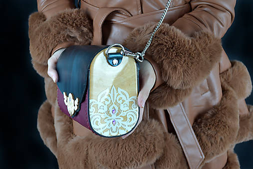 Drevená folk kabelka kožená čipka Odzuzičky (Tyrkysovo - slivková pigmentovaná koža s popruhom)