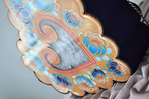 Drevená ručne maľovaná kabelka Skvost spod Poľany exklusiv (Fialovomodrý nubuk s precíznou maľbou dreva)