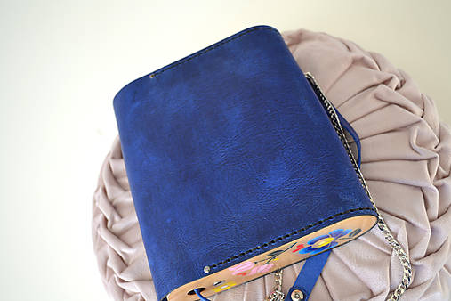 Kožená kabelka Dorka ručne maľovaná (Modrá crazy horse s retiazkou)